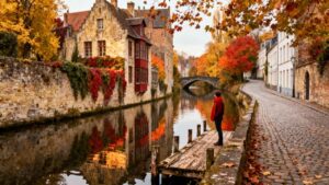 Bordée par une rivière paisible, cette “Cité de Caractère” offre un voyage hors du temps –