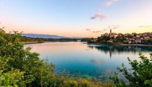 Le lac volcanique le plus grand d'Europe se trouve en Italie : entre eaux cristallines, les bourgs médiévaux